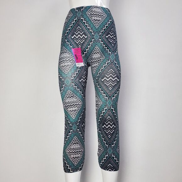 NEW No Boundaries Plus Size Green Geometric Capri Leggings - Picture 1 of 8